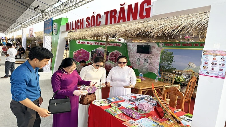 游客探索朔庄特色旅游产品。 游客探索朔庄特色旅游产品。