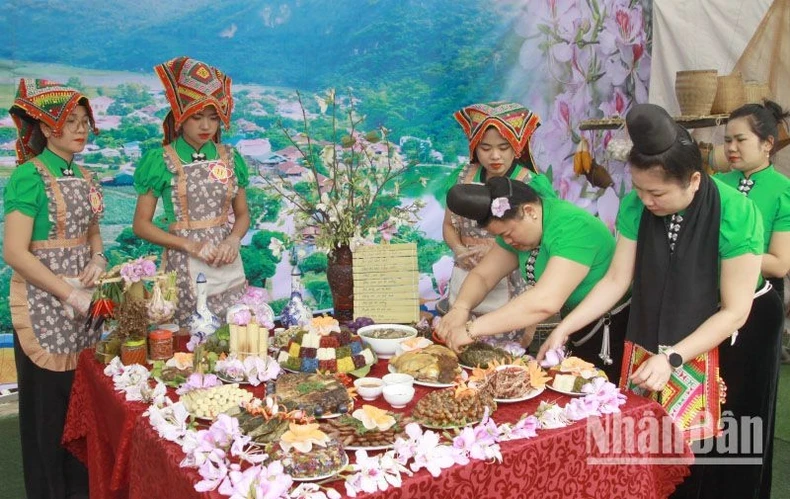 今年的洋紫荆花节将继续举办美食比赛,推出多道独特菜肴,其中包括以洋紫荆花为原料的特色美食。 今年的洋紫荆花节将继续举办美食比赛,推出多道独特菜肴,其中包括以洋紫荆花为原料的特色美食。