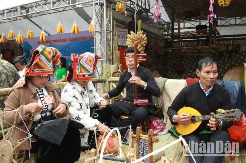 本次洋紫荆花节继续举办绣飘巾比赛,并再现“罕框”表演——泰族同胞独特的民间艺术形式。 本次洋紫荆花节继续举办绣飘巾比赛,并再现“罕框”表演——泰族同胞独特的民间艺术形式。