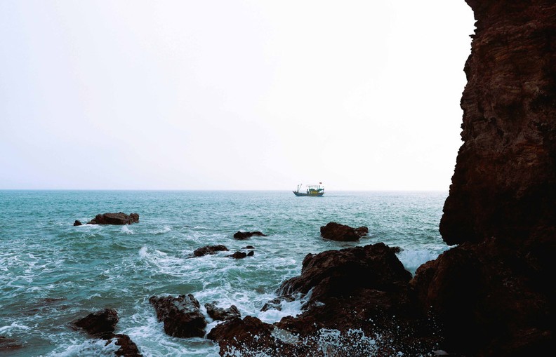 站在义安省琼流县龙眼洞(Hang Mắt Rồng)内远眺,琼海的壮丽景色一览无遗。(图片来源:越通社) 站在义安省琼流县龙眼洞(Hang Mắt Rồng)内远眺,琼海的壮丽景色一览无遗。(图片来源:越通社)