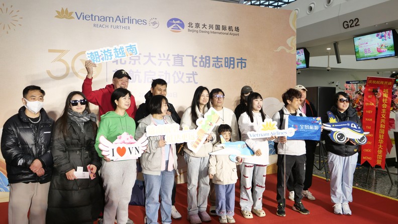 乘客们在北京大兴至胡志明市航线开通仪式上合影。 乘客们在北京大兴至胡志明市航线开通仪式上合影。